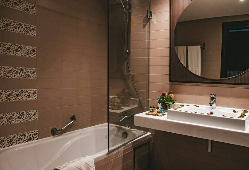 اتاق استاندارد چهار تخته با چشم‌انداز دریا, Rosa Beach Thalasso and Spa