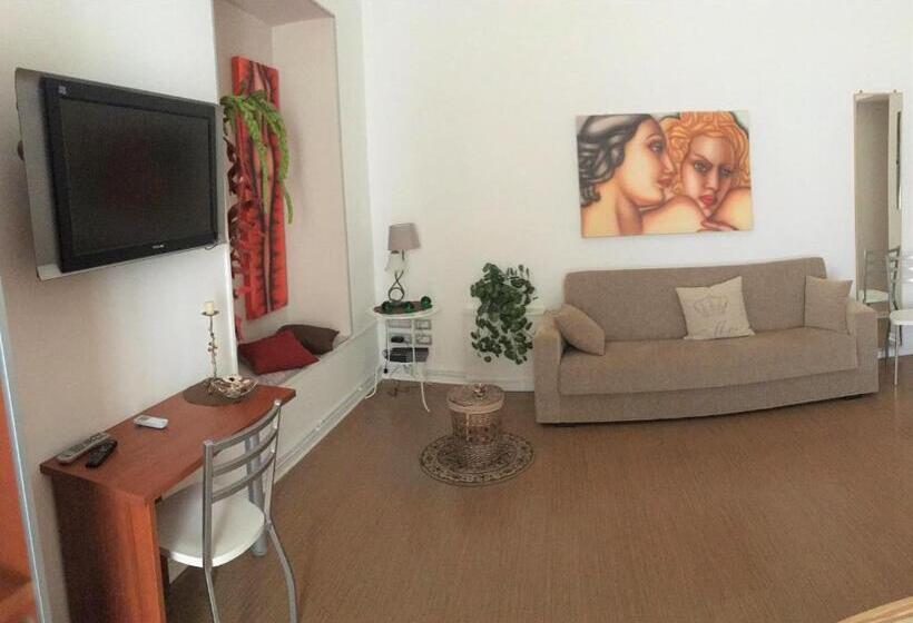 اتاق راحتی سه تخته, Aria Di Casa