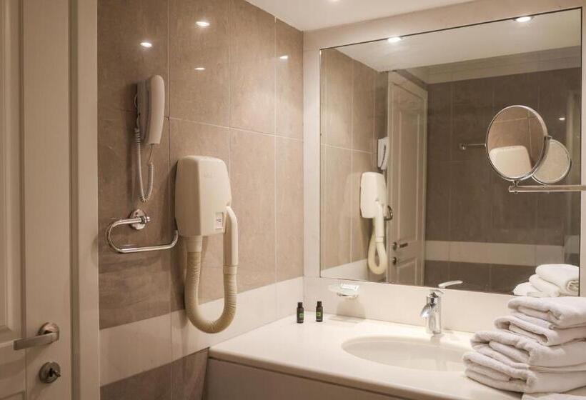 اتاق خانوادگی با چشم‌انداز دریا, Cape Kanapitsa Hotel & Suites