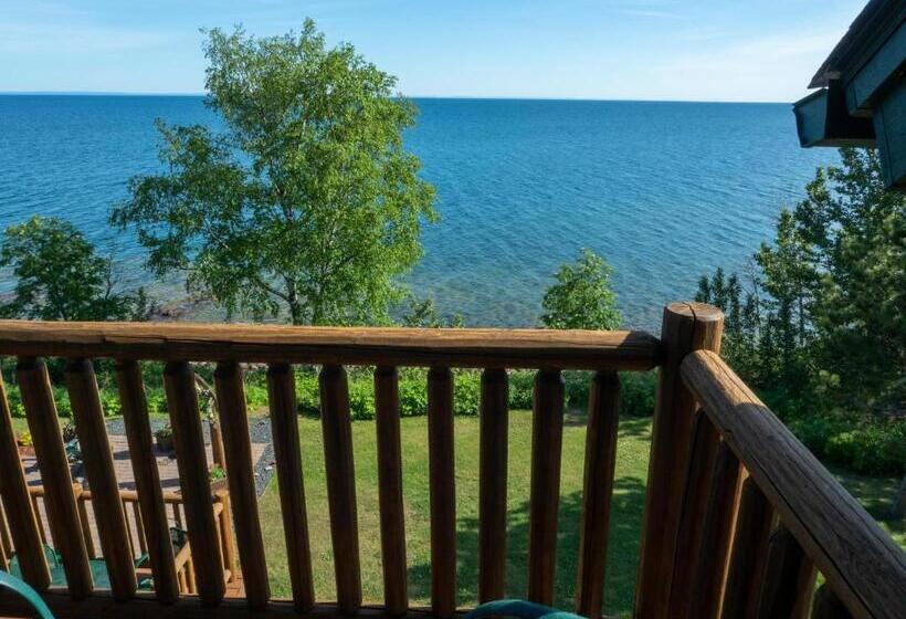 Suite with lake view, Grand Superior Lodge