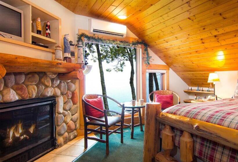 Suite with lake view, Grand Superior Lodge