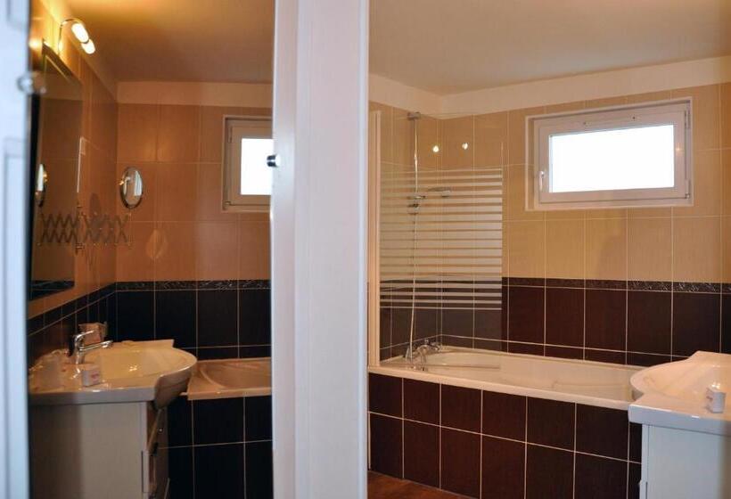 Номер Стандарт Трехместный, Hostellerie Et Spa De La Vieille Ferme