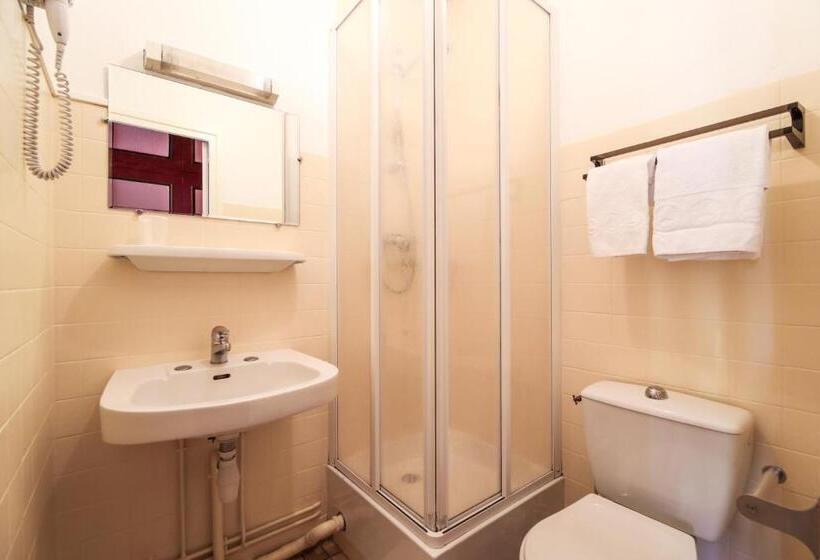 Номер Стандарт Трехместный, Montdidier Hôtel
