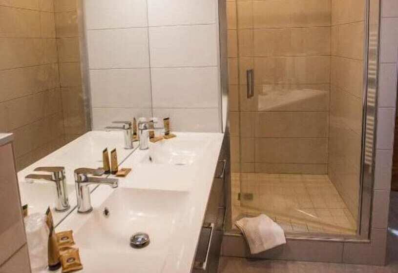 اتاق خانوادگی, Terminus  Pizzeria Pizz A Gogo  Salle De Sport  Face A La Gare