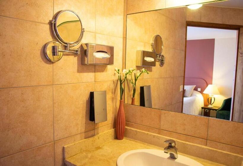 Номер Стандарт Трехместный, Auberge De La Tour De Brison