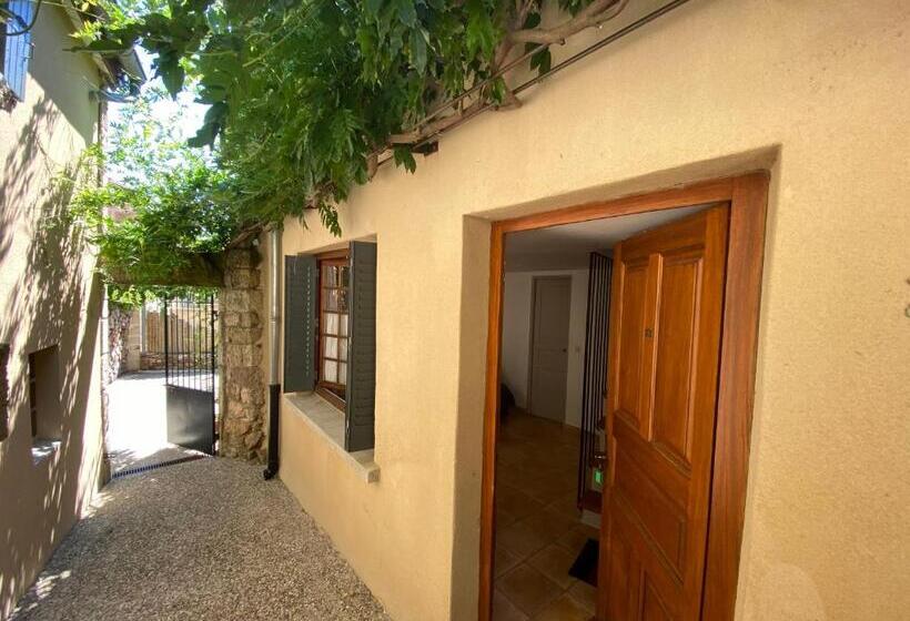 Номер Basic, Auberge De La Tour De Brison