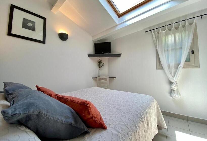 Четырехместный Номер Стандарт, Auberge De La Tour De Brison