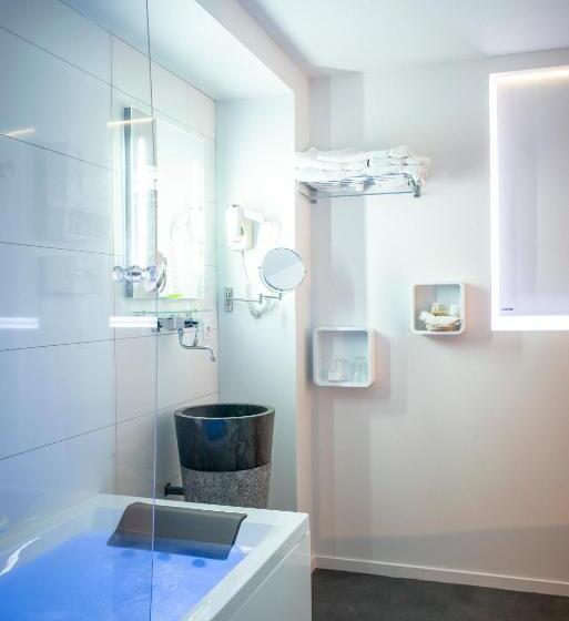 اتاق استاندارد با وان آب گرم, The Originals Boutique, Hôtel Bulles By Forgeron, Lille Sud