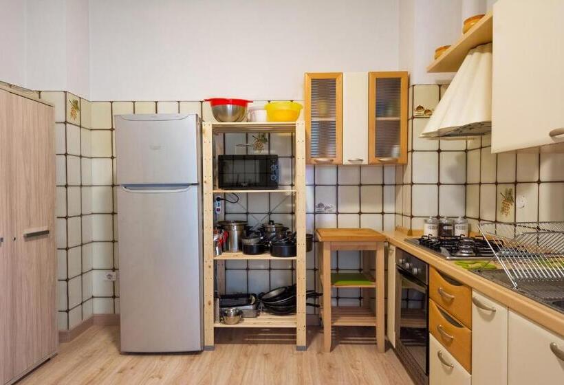 اتاق استاندارد سه تخته با سرویس بهداشتی مشترک, Snowake House