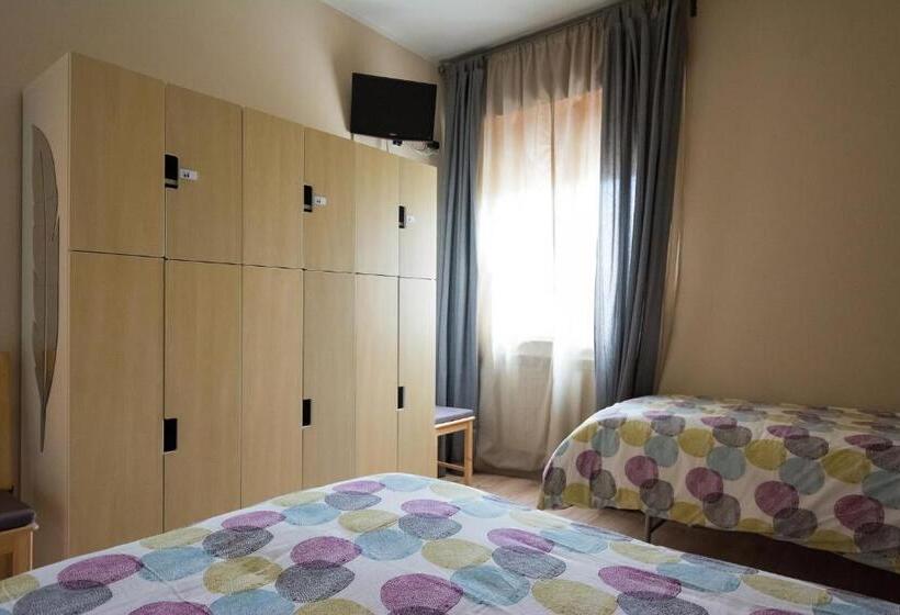 اتاق استاندارد سه تخته با سرویس بهداشتی مشترک, Snowake House