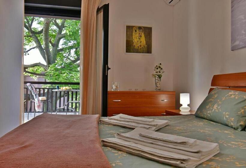 اتاق استاندارد با چشم‌انداز استخر, Amaranda B&b