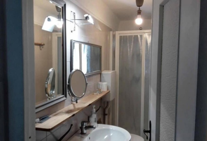 اتاق استاندارد سه نفره, Virginias B&b
