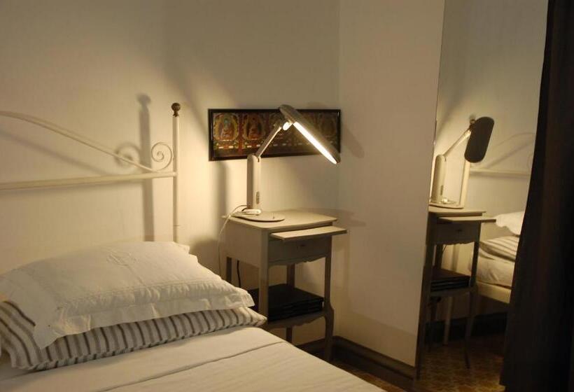اتاق استاندارد سه نفره, Virginias B&b