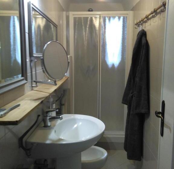 اتاق استاندارد سه نفره, Virginias B&b