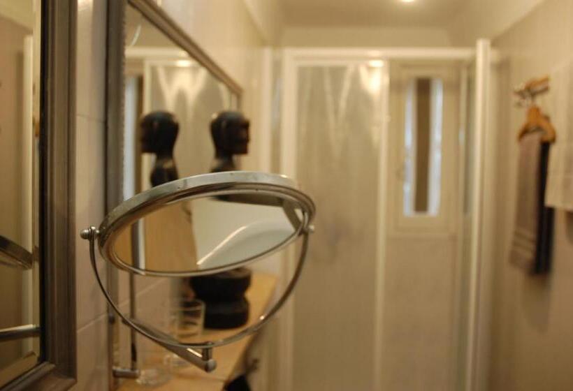 اتاق استاندارد سه نفره, Virginias B&b