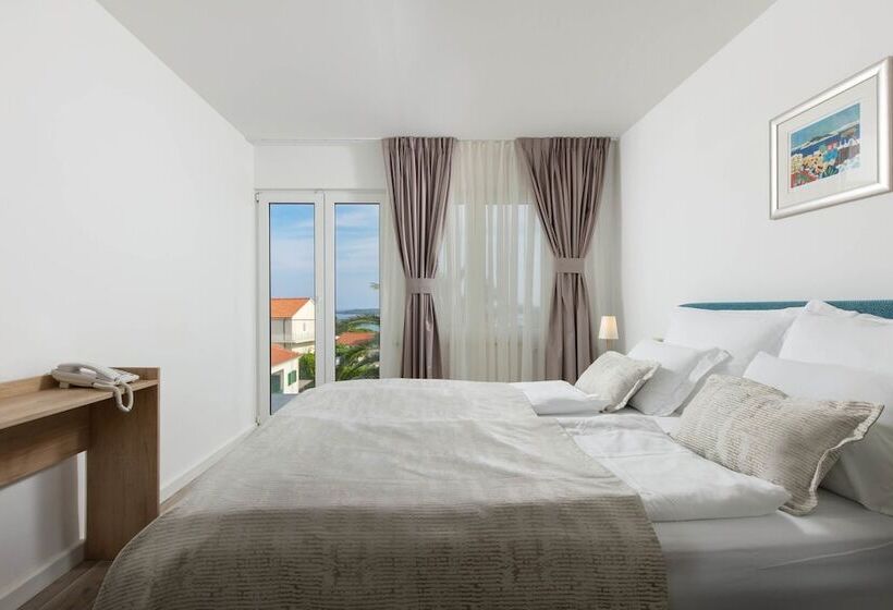 سوییت با چشم‌انداز دریا, Aparthotel Pharia