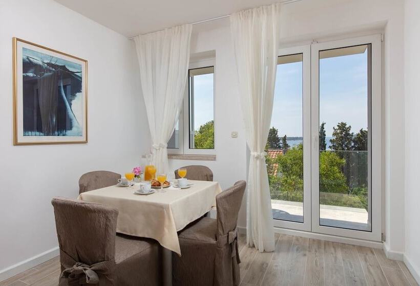 سوییت با چشم‌انداز دریا, Aparthotel Pharia