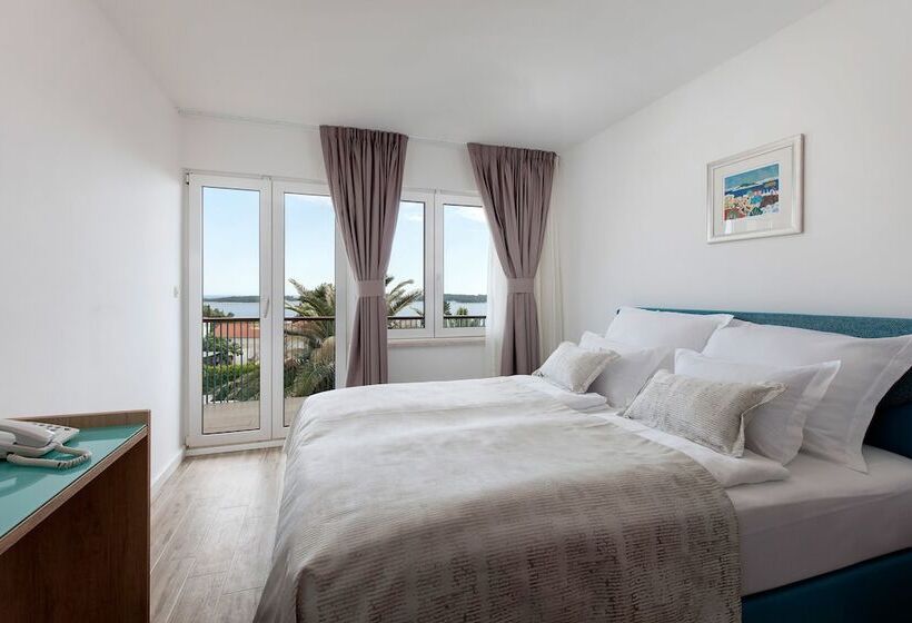 سوییت با چشم‌انداز دریا, Aparthotel Pharia