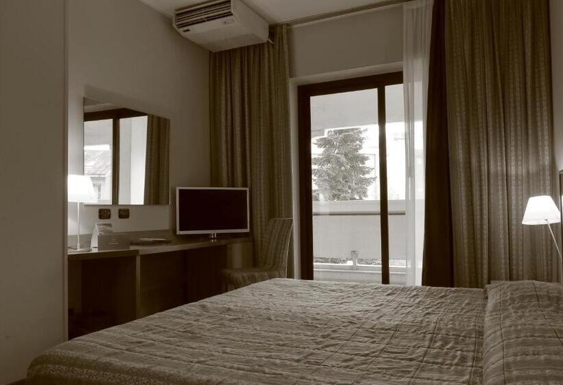 اتاق راحتی سه تخته, Romanisio