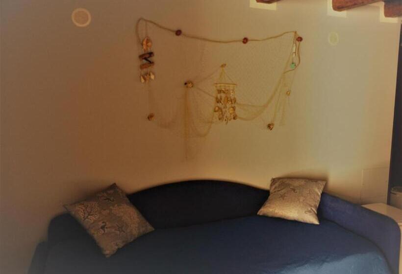 اتاق استاندارد سه نفره, A Vanedda