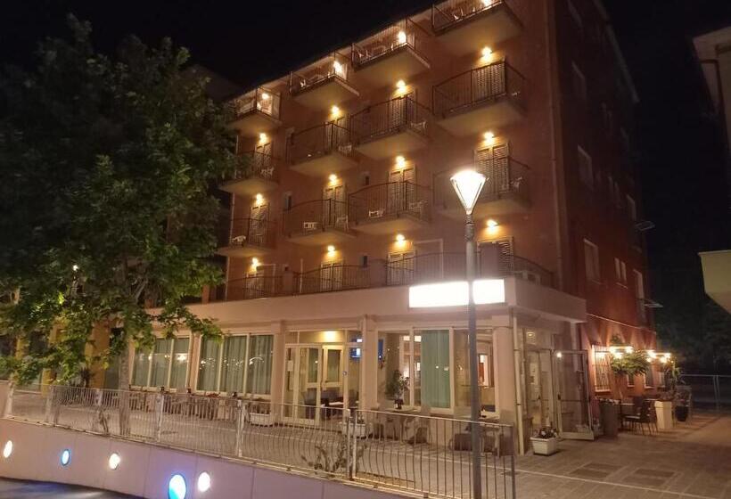 اتاق استاندارد سه نفره, Serafini Misano Adriatico