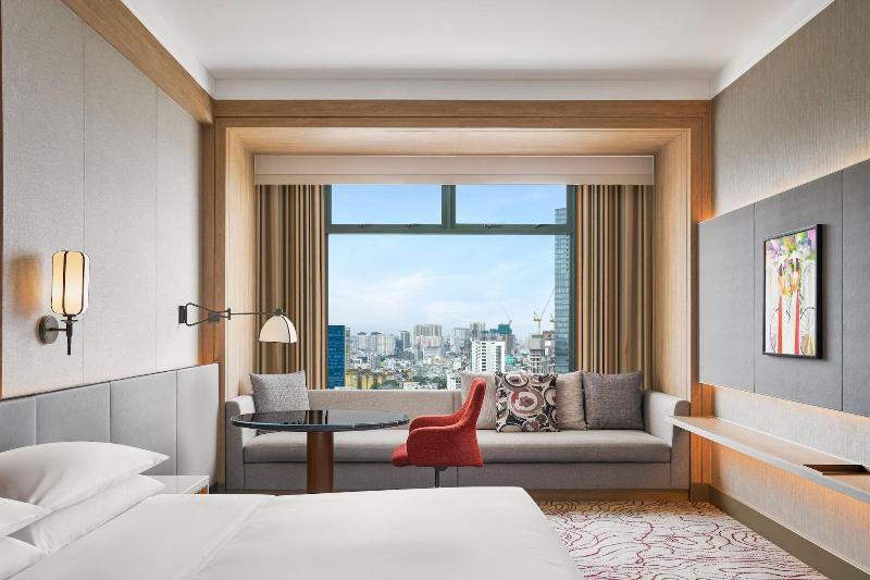 استودیو کلوب, Sheraton Saigon Grand Opera