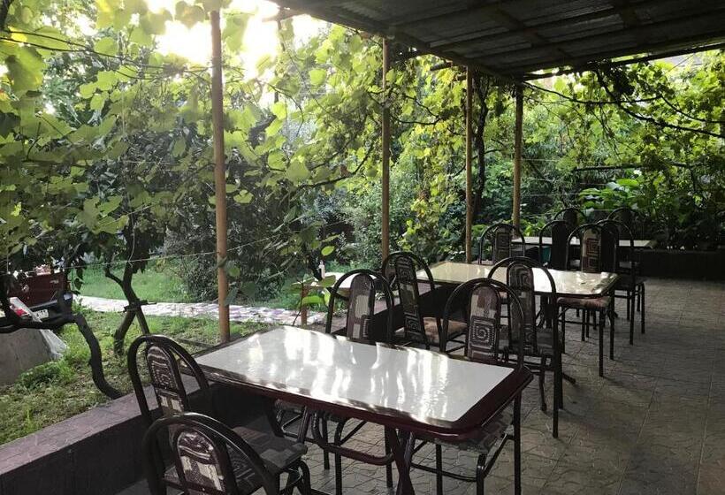 اتاق خانوادگی, Guest House On Demerjipa