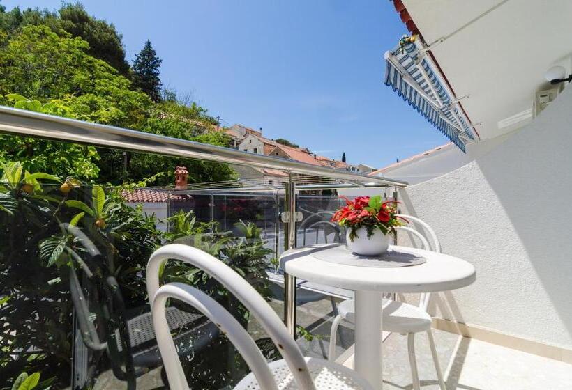 اتاق استاندارد با بالکن و چشم‌انداز باغ, Rooms & Apartments Barišić