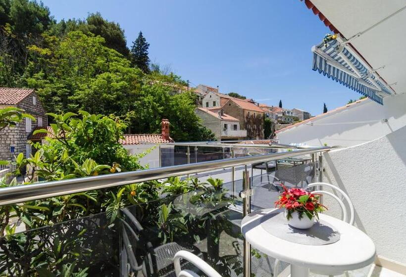 اتاق استاندارد با بالکن و چشم‌انداز باغ, Rooms & Apartments Barišić