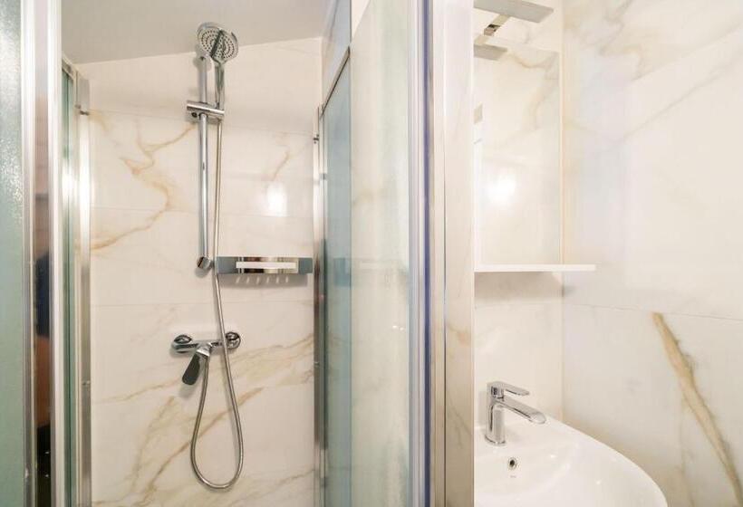 اتاق استاندارد با بالکن و چشم‌انداز باغ, Rooms & Apartments Barišić