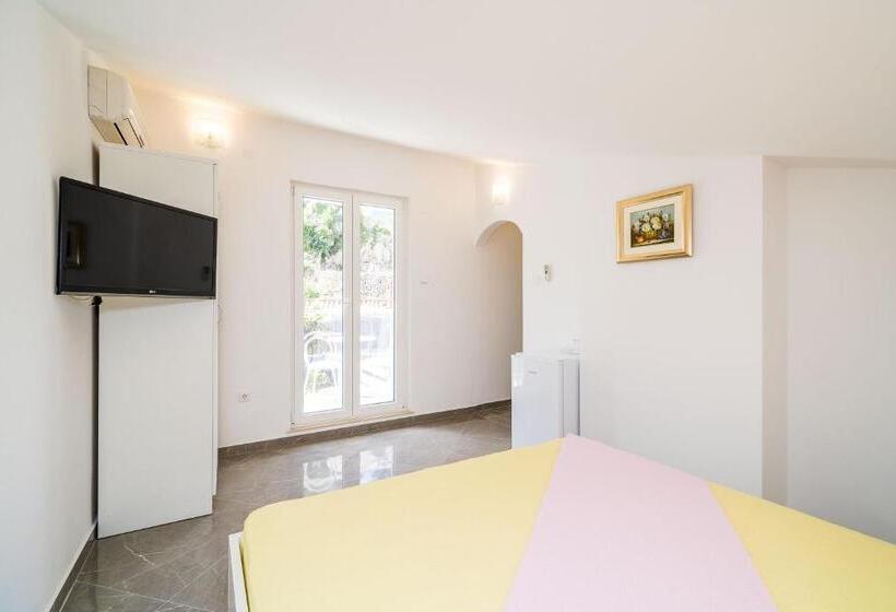 اتاق استاندارد با بالکن و چشم‌انداز باغ, Rooms & Apartments Barišić