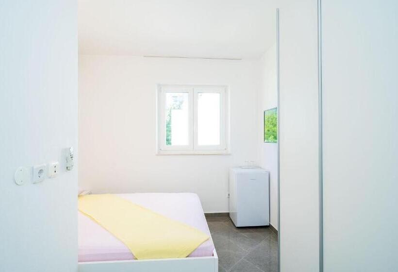 اتاق استاندارد با چشم‌انداز باغ, Rooms & Apartments Barišić