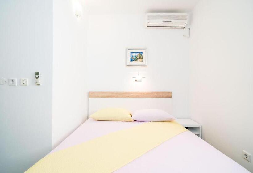 اتاق استاندارد با چشم‌انداز باغ, Rooms & Apartments Barišić