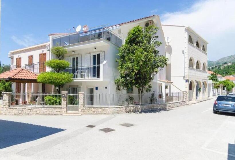 Superior studio with garden view, Rooms & Apartments Barišić