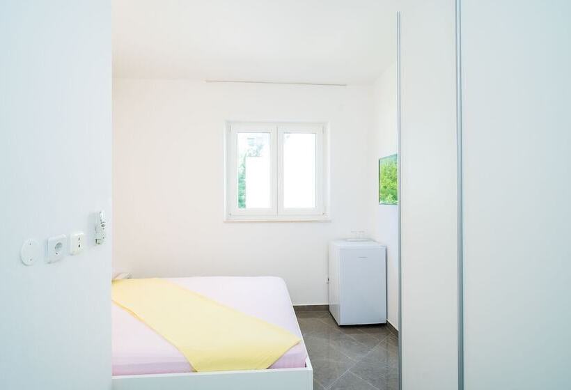 اتاق استاندارد با چشم‌انداز باغ, Rooms & Apartments Barišić