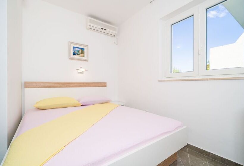 اتاق استاندارد با چشم‌انداز باغ, Rooms & Apartments Barišić