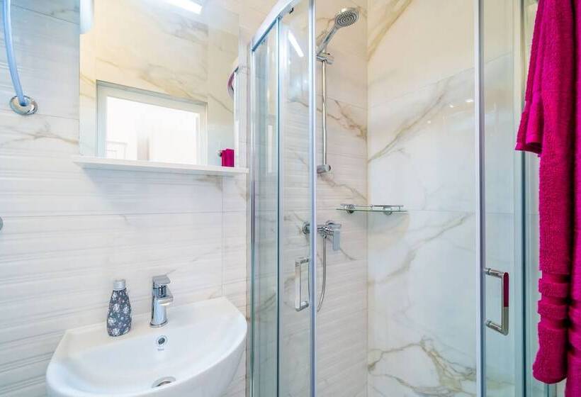 اتاق استاندارد با چشم‌انداز باغ, Rooms & Apartments Barišić