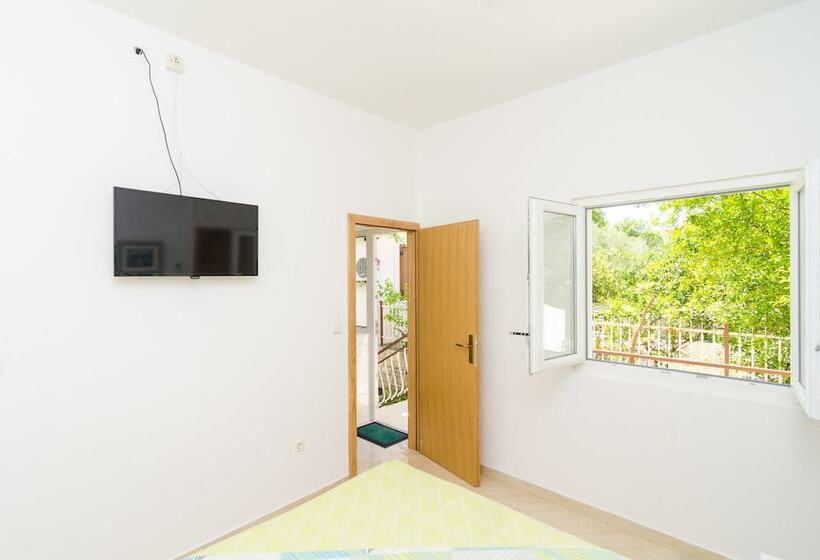 استودیو استاندارد با چشم‌انداز باغ, Rooms & Apartments Barišić