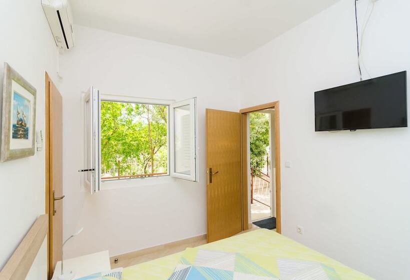 Superior studio with garden view, Rooms & Apartments Barišić