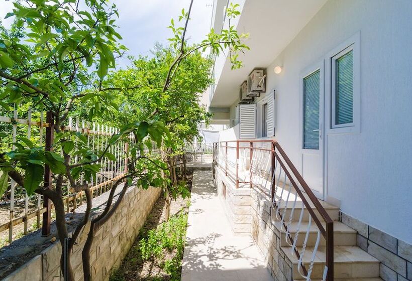 Superior studio with garden view, Rooms & Apartments Barišić
