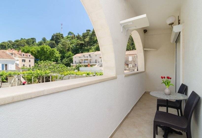 اتاق استاندارد با بالکن و چشم‌انداز باغ, Rooms & Apartments Barišić