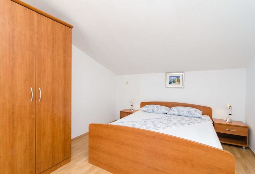 اتاق استاندارد با بالکن و چشم‌انداز باغ, Rooms & Apartments Barišić