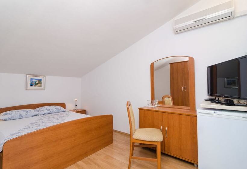 اتاق استاندارد با بالکن و چشم‌انداز باغ, Rooms & Apartments Barišić