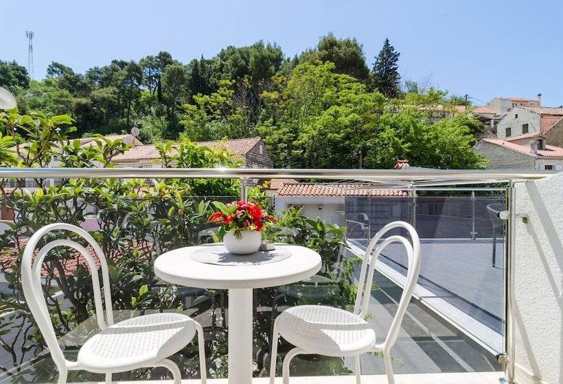 اتاق استاندارد با بالکن و چشم‌انداز باغ, Rooms & Apartments Barišić