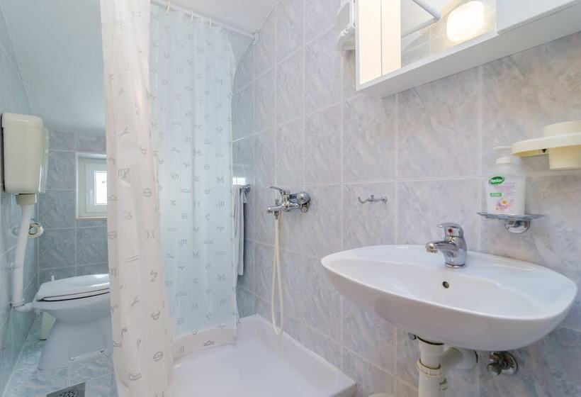اتاق استاندارد با بالکن و چشم‌انداز باغ, Rooms & Apartments Barišić