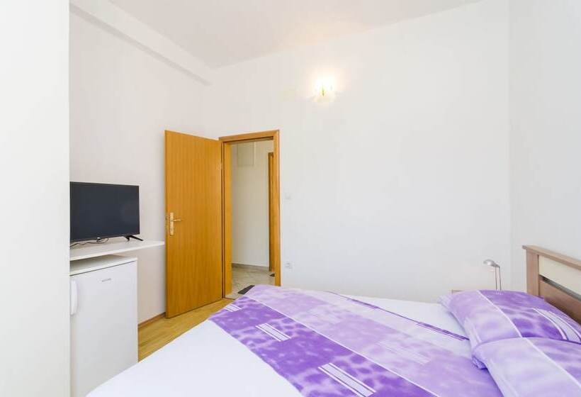 اتاق استاندارد با بالکن و چشم‌انداز باغ, Rooms & Apartments Barišić