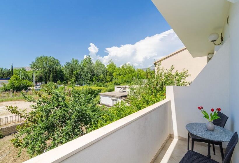 اتاق استاندارد با بالکن و چشم‌انداز باغ, Rooms & Apartments Barišić