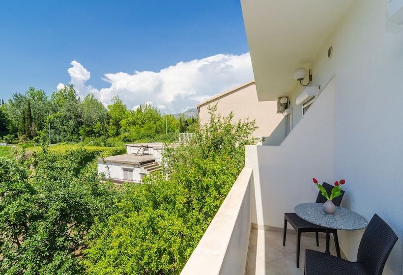 اتاق استاندارد با بالکن و چشم‌انداز باغ, Rooms & Apartments Barišić