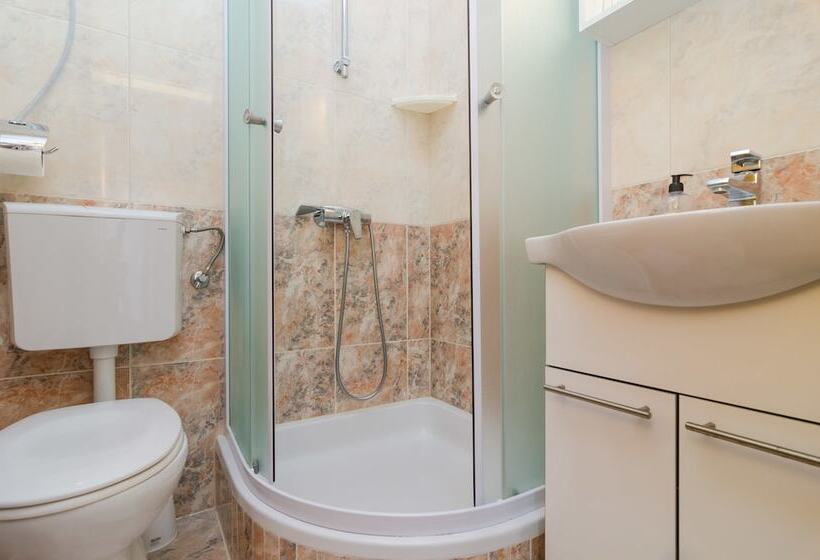 اتاق استاندارد با بالکن و چشم‌انداز باغ, Rooms & Apartments Barišić