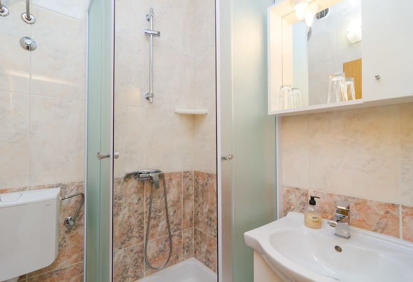 اتاق استاندارد با بالکن و چشم‌انداز باغ, Rooms & Apartments Barišić